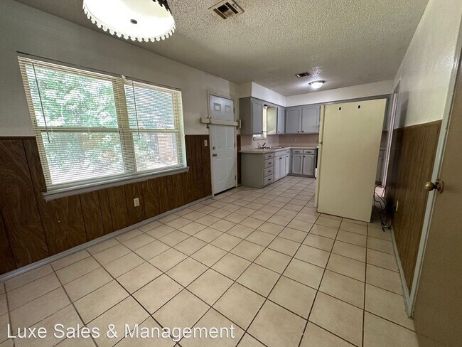 Building Photo - 4 br, 1.5 bath House - 4909 S Briarwood Dr