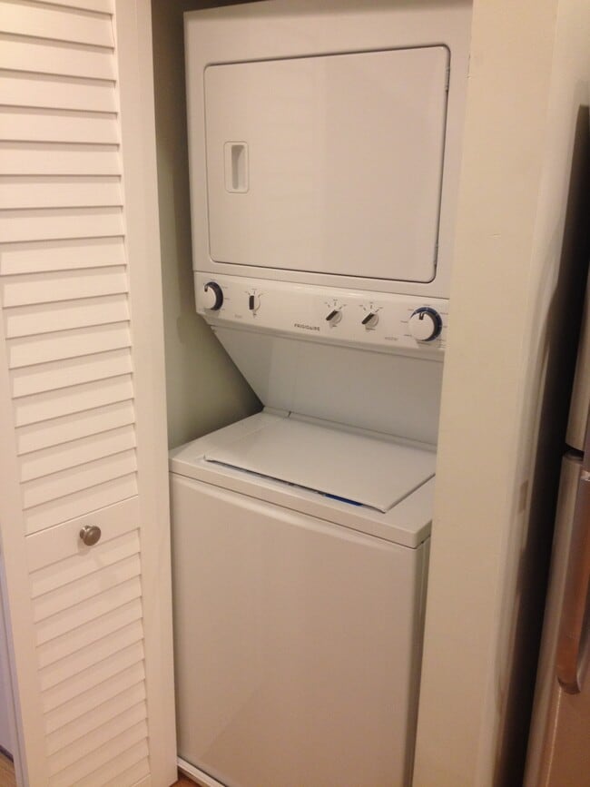 In unit W/C combo - 1321 Orren St NE