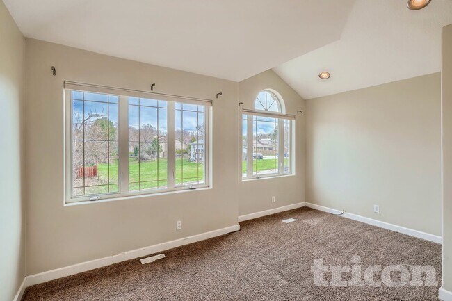 Foto del edificio - 2296 Highwood Ave E