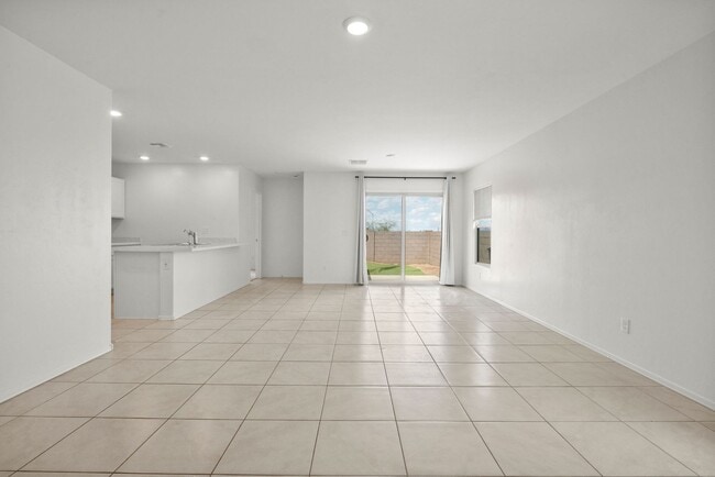Building Photo - New home in Valencia Crossing!