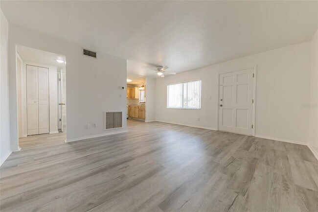 Foto del edificio - 1100 Martinique Dr