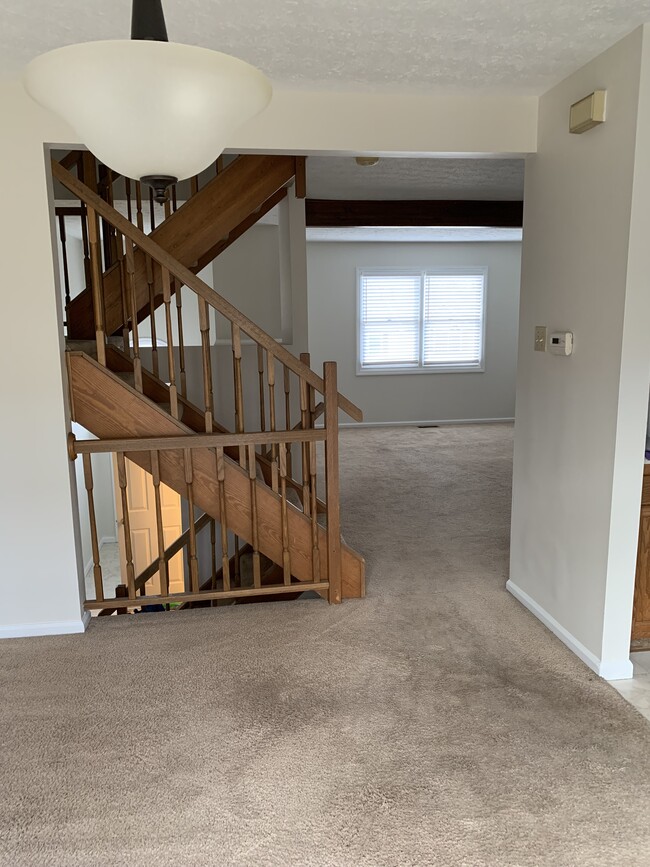 Open staircase - 2560 Hawthorne Dr