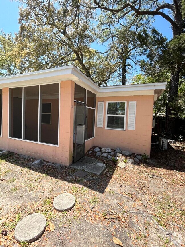Downtown Mary Esther Apartments under 1,000 Mary Esther, FL 1