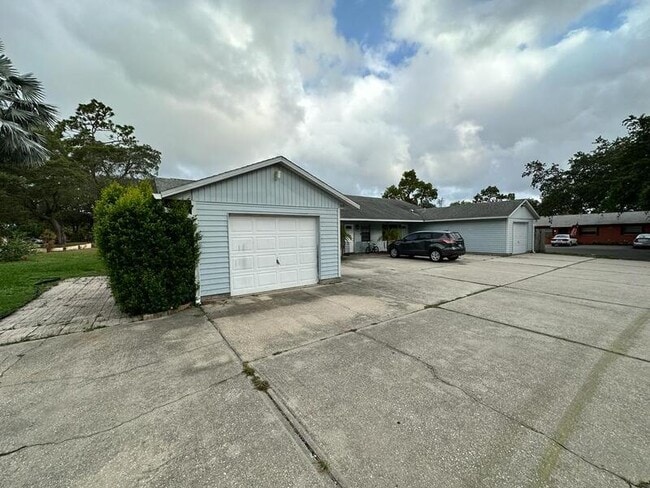 Building Photo - 1159 E Rohe St