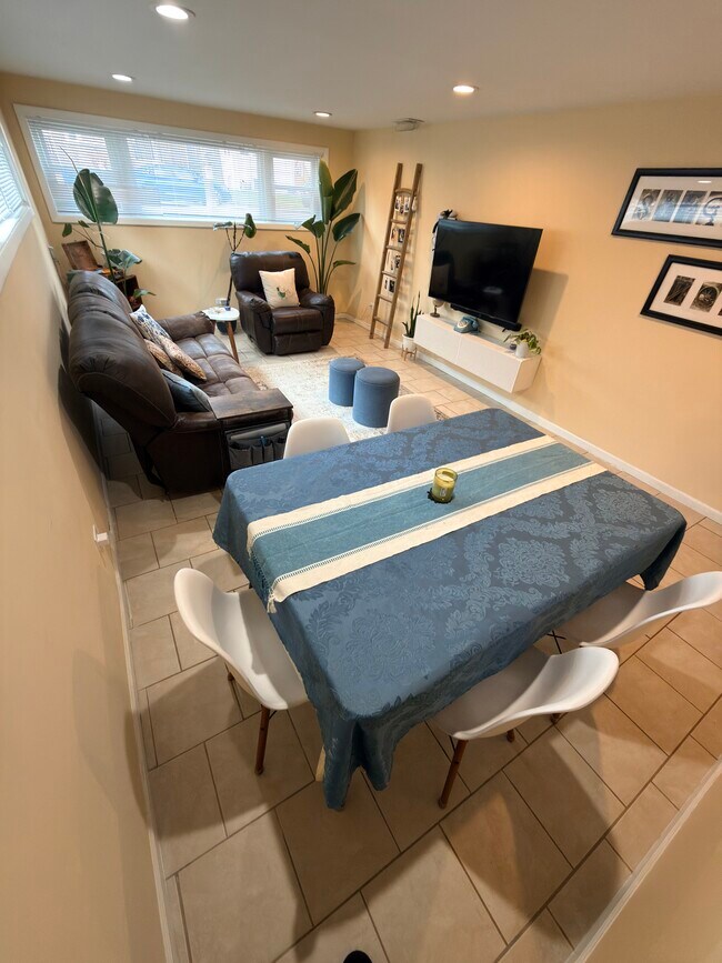 Salón + comedor - 5061 W Eddy St