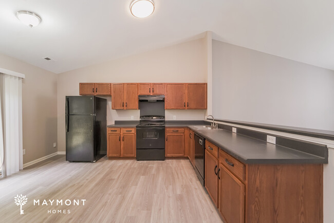 Building Photo - Charming Three Bedroom