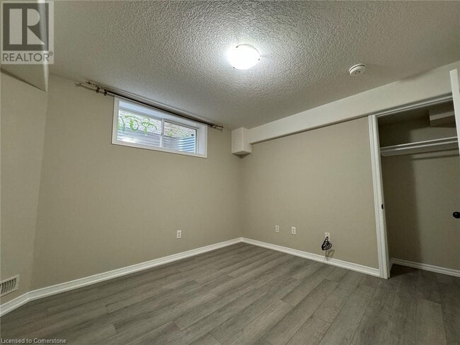 Building Photo - 361 Parkvale Dr