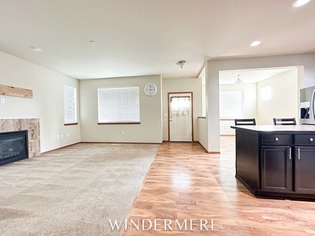 Building Photo - Bright and spacious, close to everything!