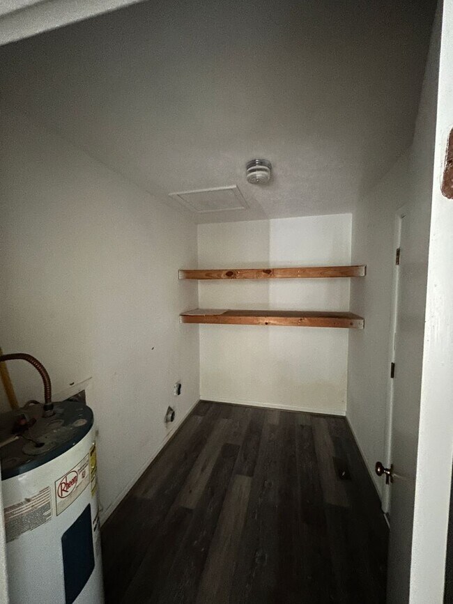 Foto del edificio - 310 W 6th St