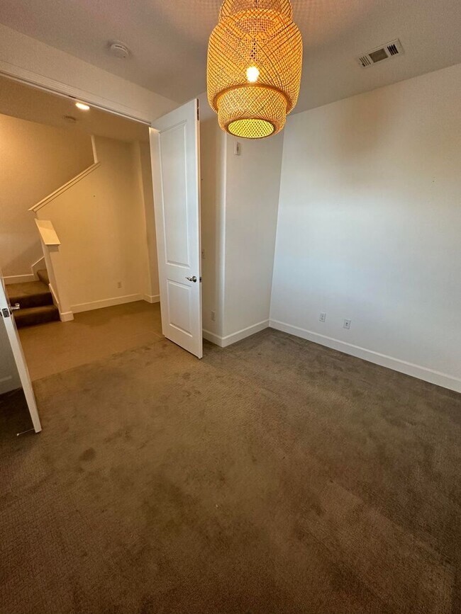 Foto del edificio - 3-Bedroom Condo with Modern Finishes and G...