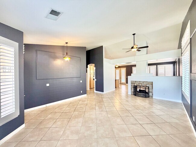 Foto del edificio - Move-In Ready 3 Bedroom 2 Bathroom Hemet Pool Home with Solar