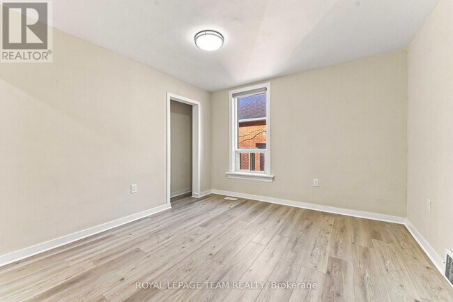 Building Photo - 13 Balsam St