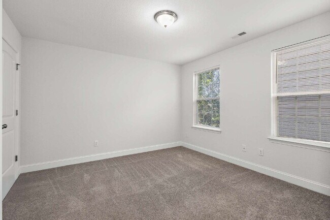 Foto del edificio - Almost new home for rent
