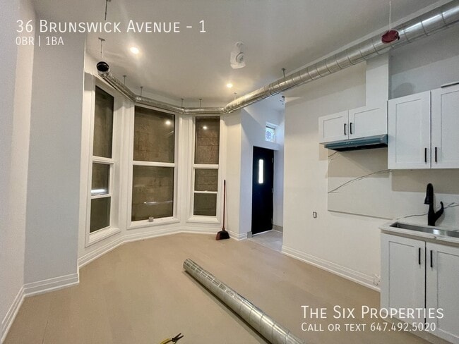 Building Photo - Brand New Bachelor Apartment in the Heart of Downtown