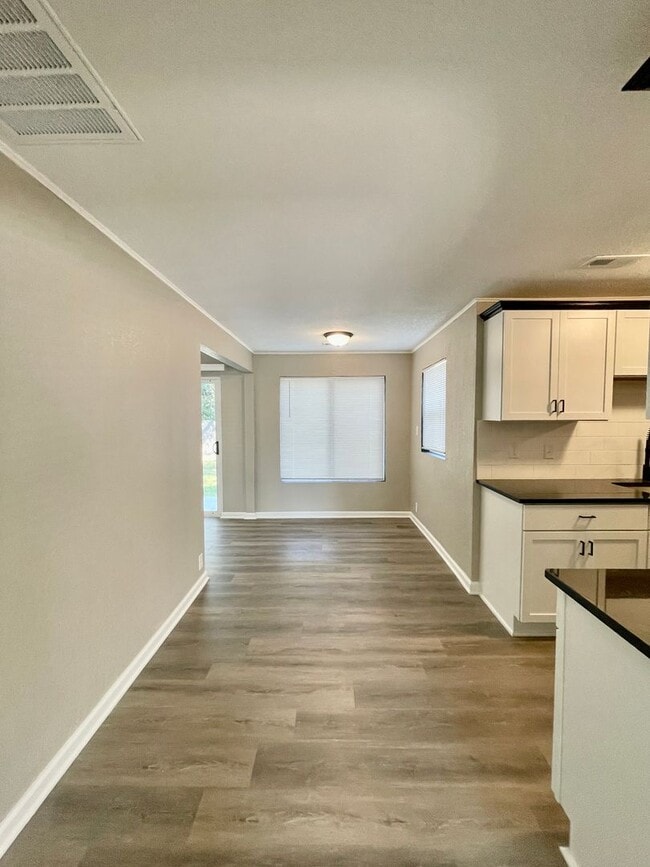 Foto del edificio - Large 3 Bedroom Remodeled Home