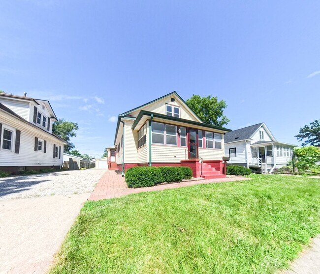 Foto del edificio - Newly updated 5 bedroom 2 bathroom home