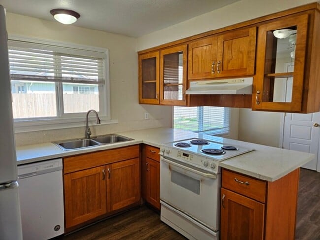 Building Photo - 3Bd/2Ba Single Story Home-Available to View!