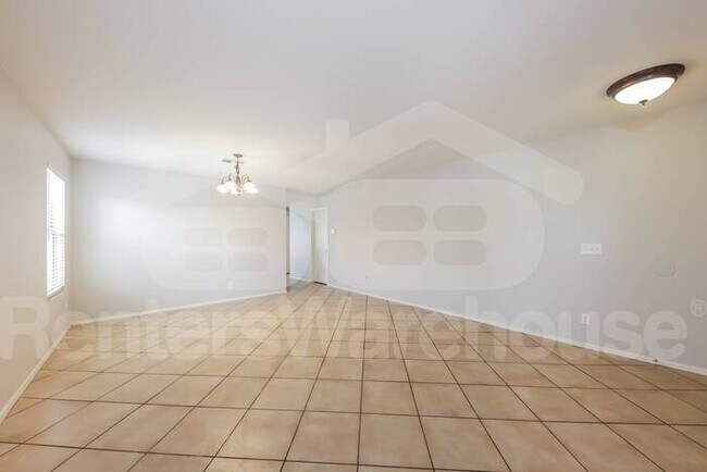Building Photo - 4 Bedroom Phoenix Home