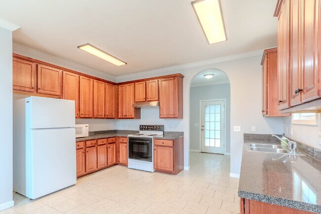 Foto del edificio - 3 bed, 2.5 bath brick home across from Ted Rhodes Golf Course