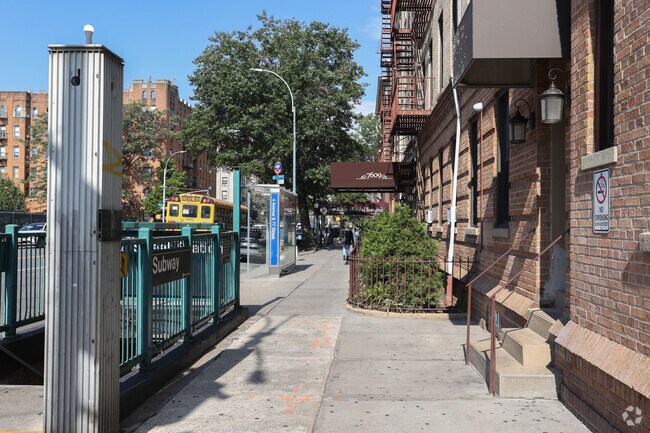 Neighborhood Context - Castle Court