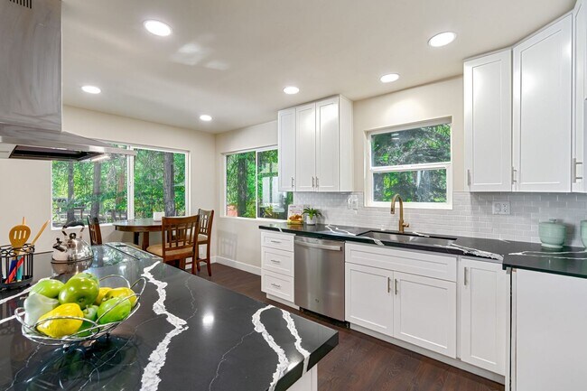 Foto del edificio - Gorgeous remodeled home in Apple Hill