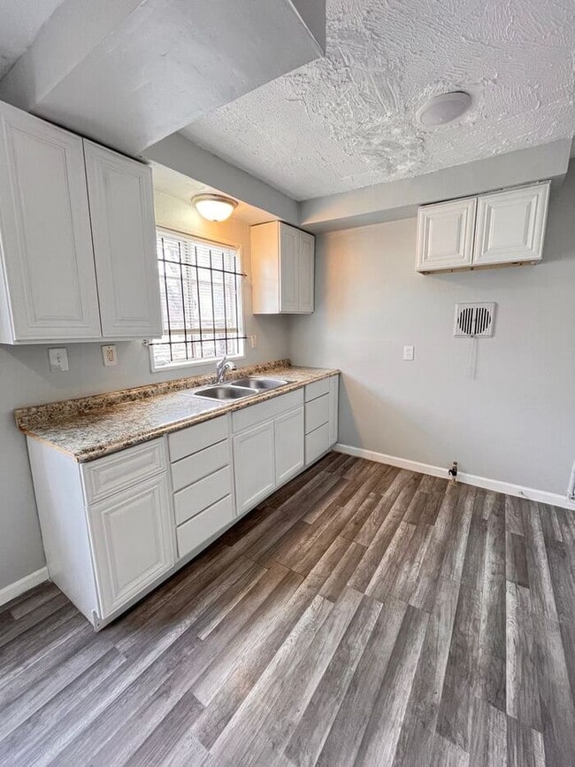 Foto del edificio - Charming 2-Bedroom Duplex Home / Pet-Frien...