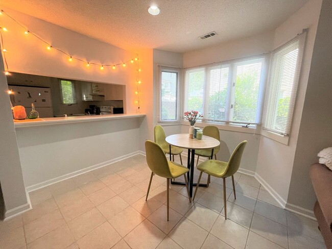 Foto del edificio - Updated, polished 2br END UNIT in Mill Cre...