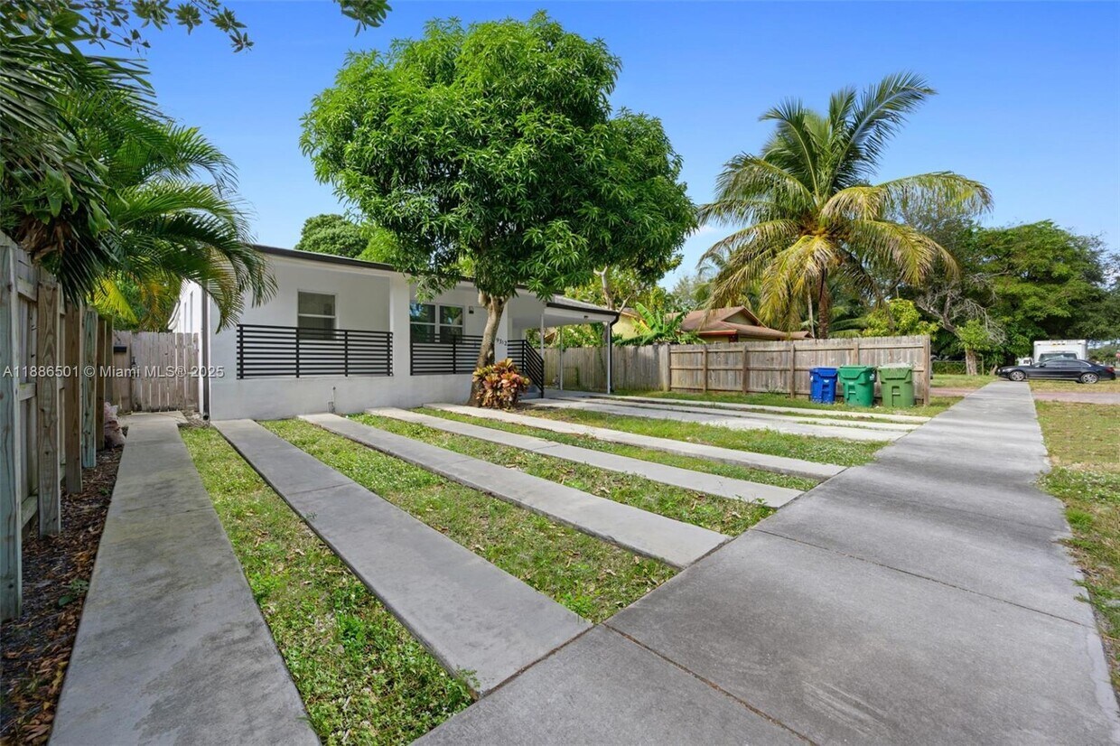 Foto principal - 9312 NW 3rd Ave
