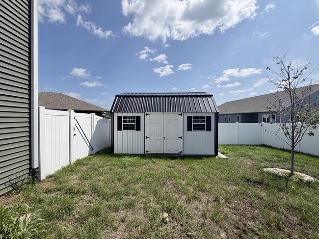 Foto del edificio - 3184 Warbler Ct