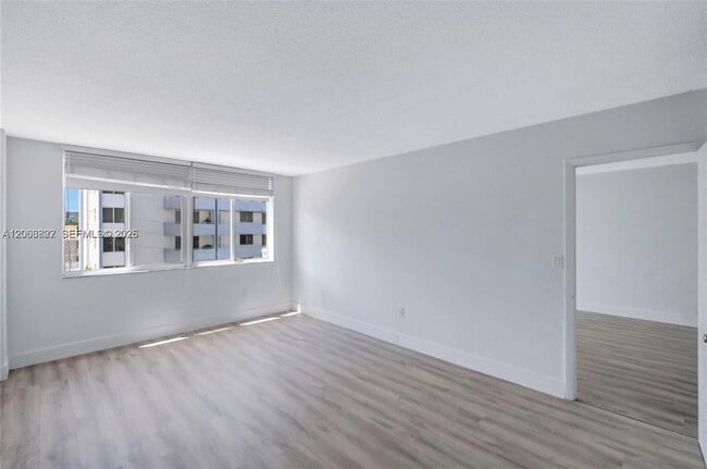 Building Photo - 1345 Lincoln Rd