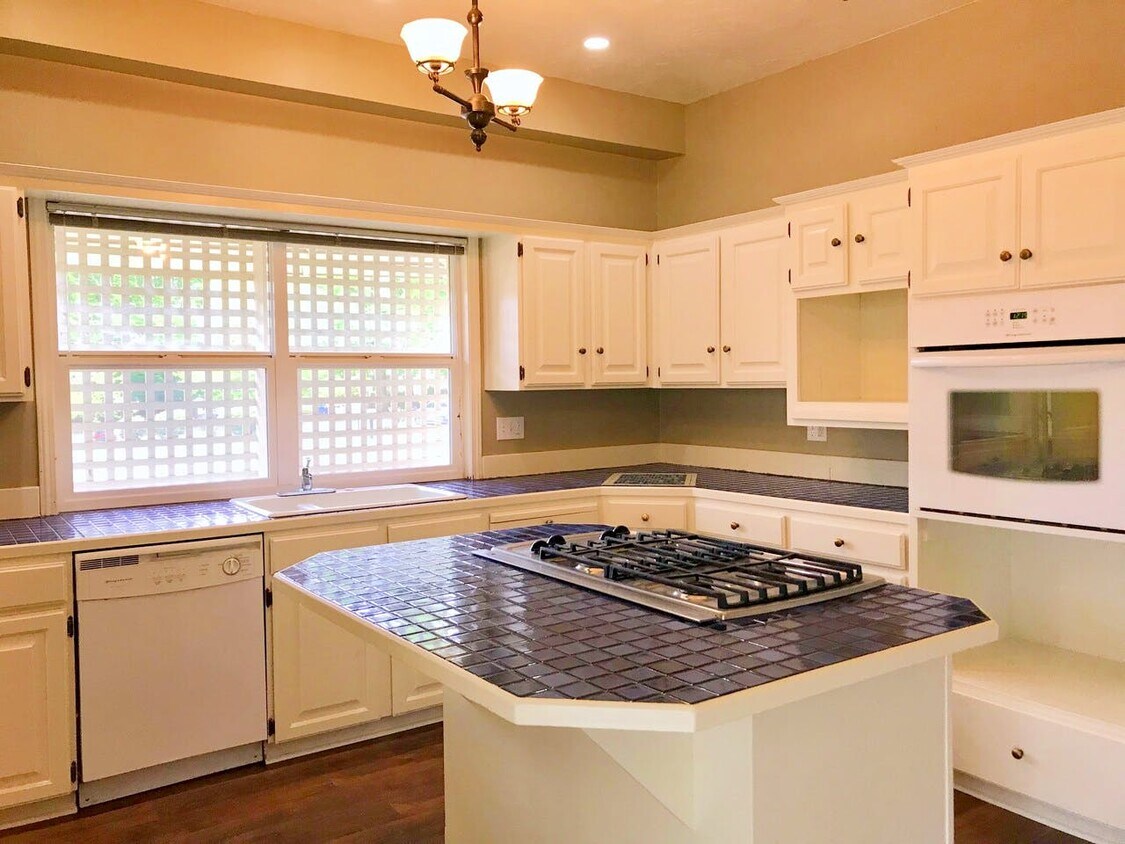 Foto principal - 2132 NE Schuyler St