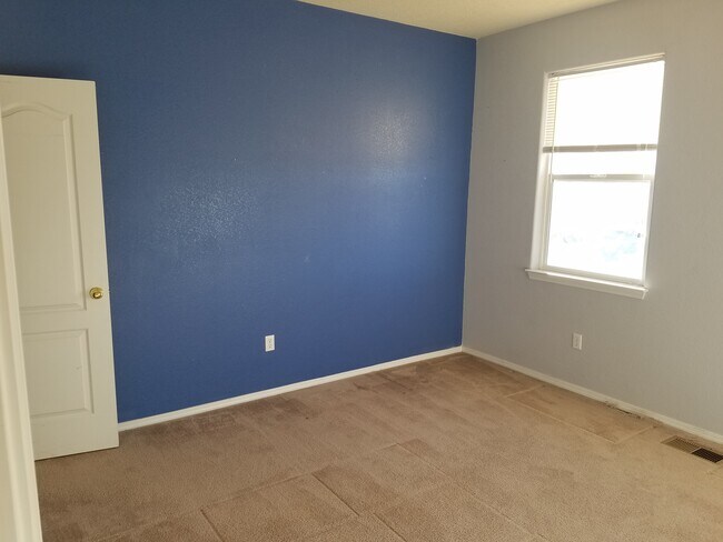 Large rooms - 3331 Wagon Wheel St SW