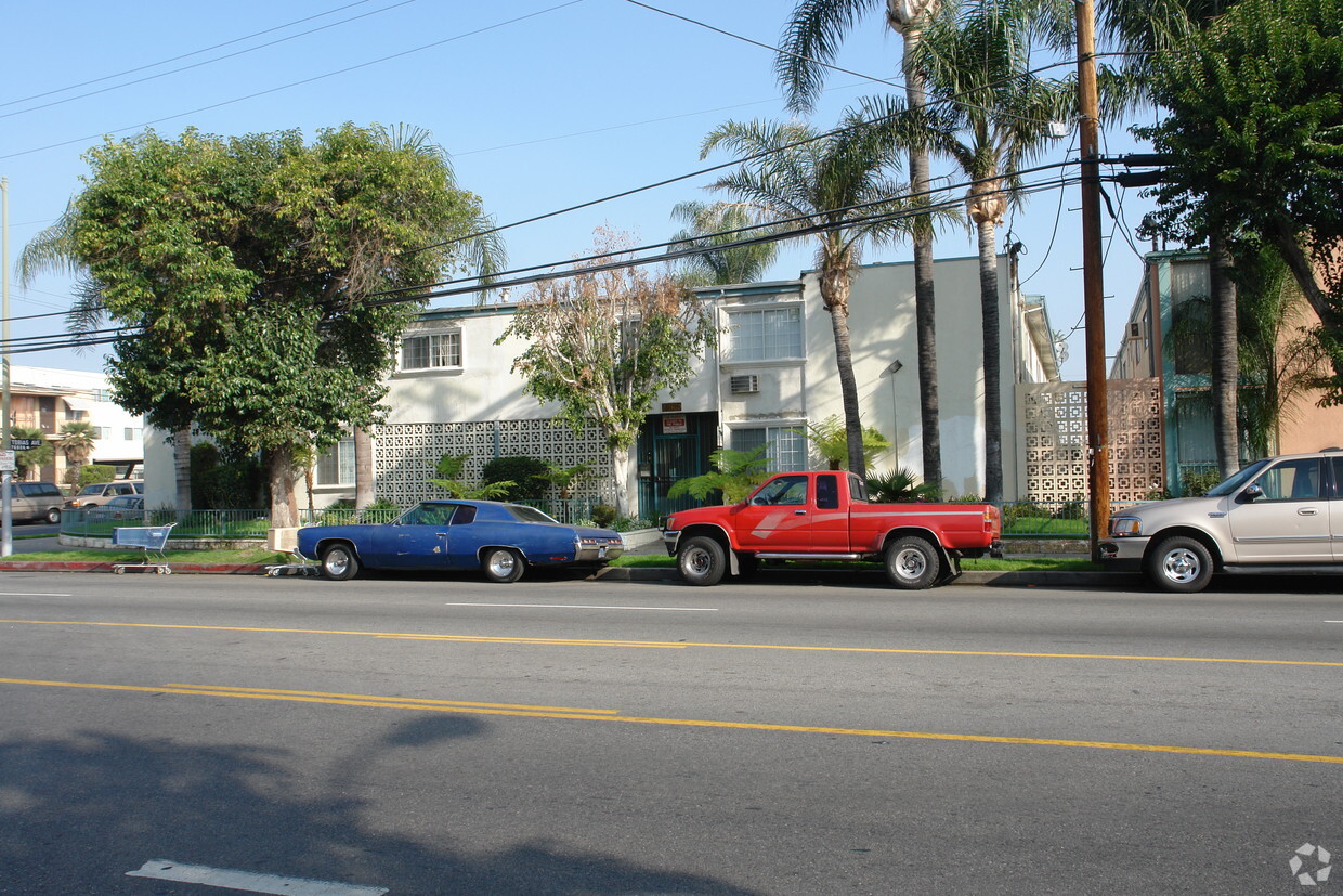 Building Photo - Saticoy Apartments