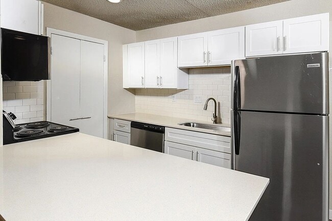 Building Photo - 2121 Dickson Dr