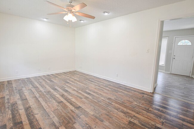 Foto del edificio - Updated Three Bedroom!