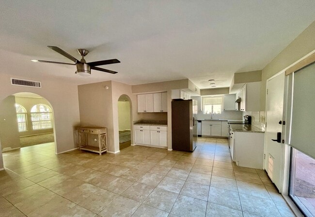 Foto del edificio - 2434 N Shade Tree Cir
