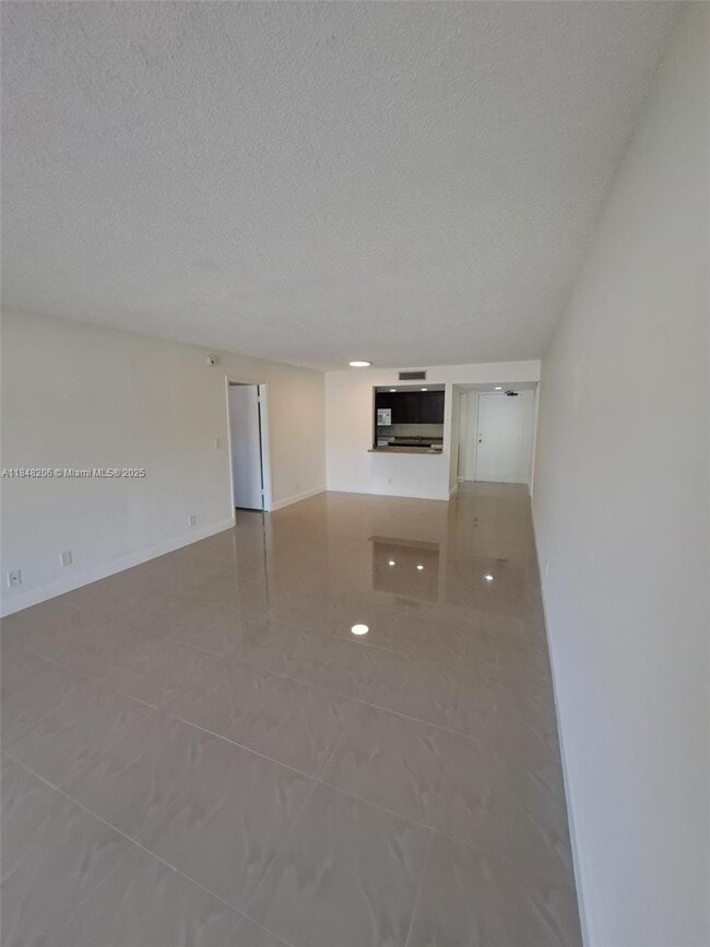Building Photo - 240 Lakeview Dr