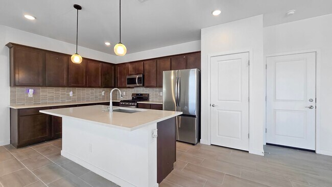 Building Photo - Community pool! Excellent Goodyear location!