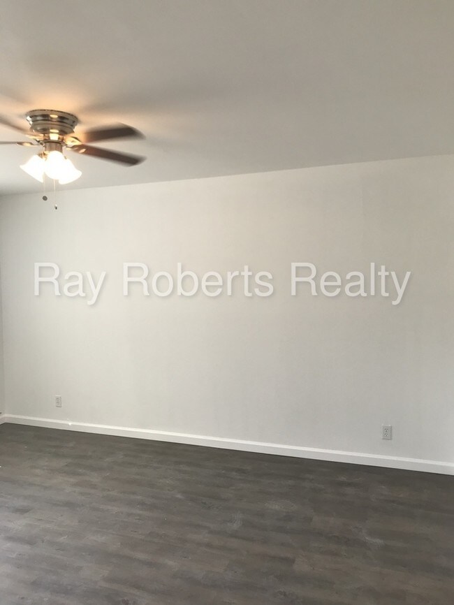 Foto del edificio - 15735 Blaine Ave