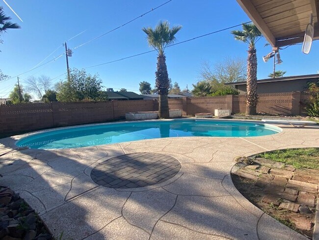 Building Photo - SINGLE LEVEL TEMPE HOME WITH A POOL ON COR...
