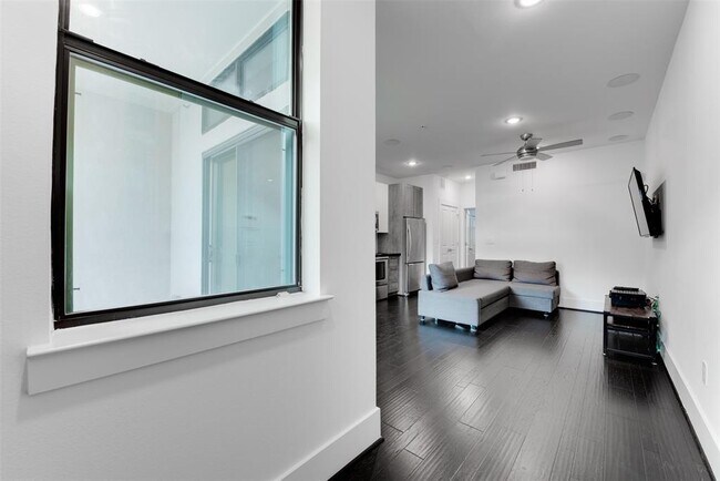 Foto del edificio - 2401 Crawford St