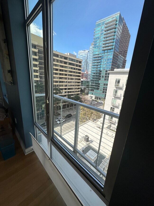 Foto del edificio - 645 W 9th St