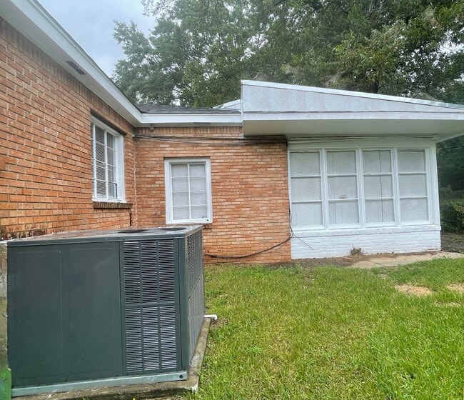 Building Photo - 1066 Alta Vista Blvd