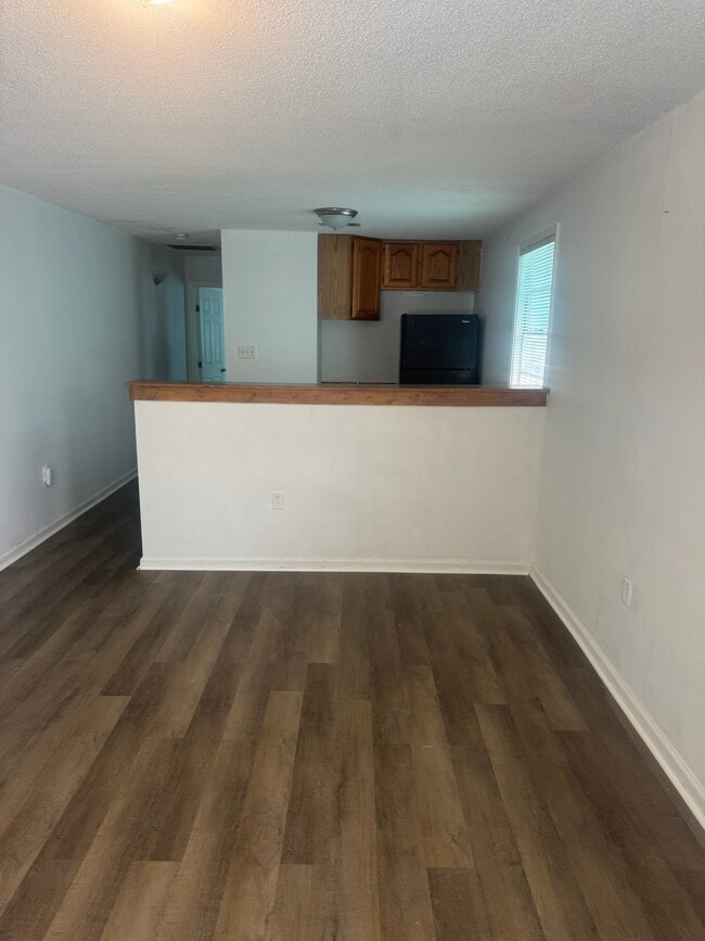 Building Photo - 516 S Hennessey St