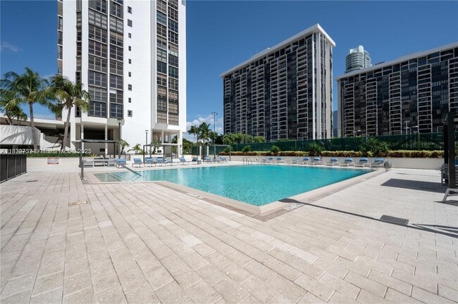 Building Photo - 1925 Brickell Ave