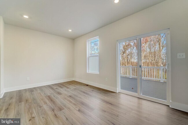 Foto del edificio - 302 SWEET BAY Rd