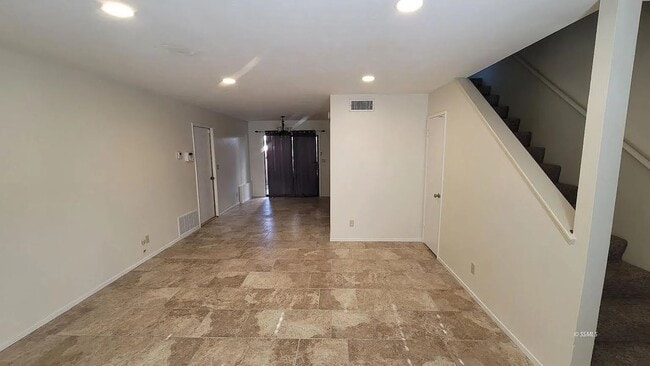Building Photo - 616 W Graaf Ave