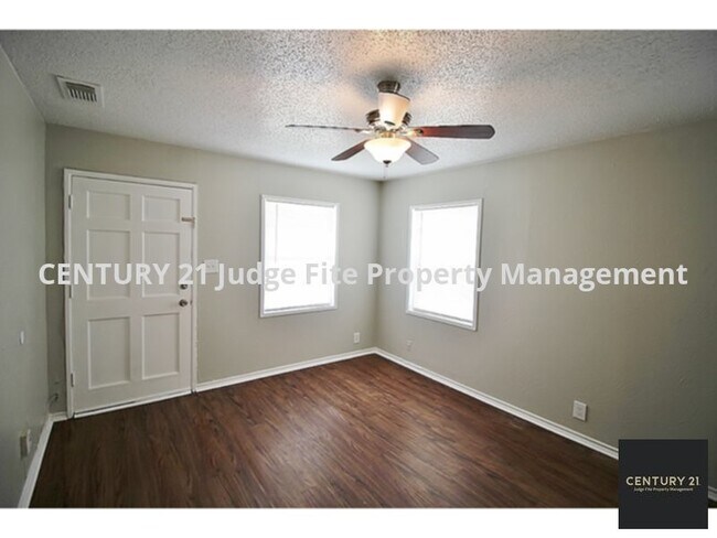 Foto del edificio - Affordable 2/1 in Duncanville Ready For Mo...