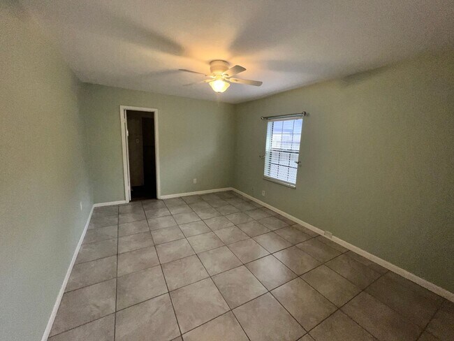 Building Photo - This charming 3/2/1
