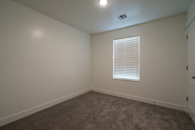 Foto del edificio - Flexible Lease! 4 Bedroom End Unit in St. ...